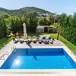 Contemporary Luxury Villa in Yalıkavak Center