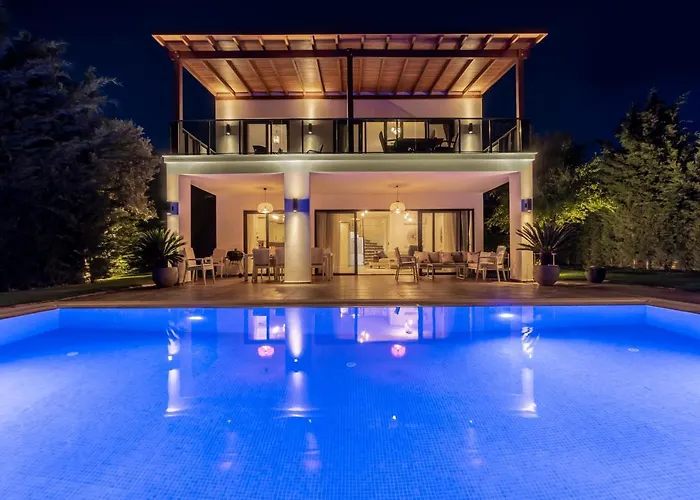 Contemporary Luxury Villa in Yalıkavak Center
